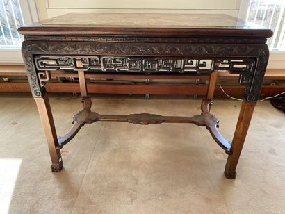 null CHINE, fin du XIXe siècle 

Table en bois sculpté, la ceinture à décor ajouré...