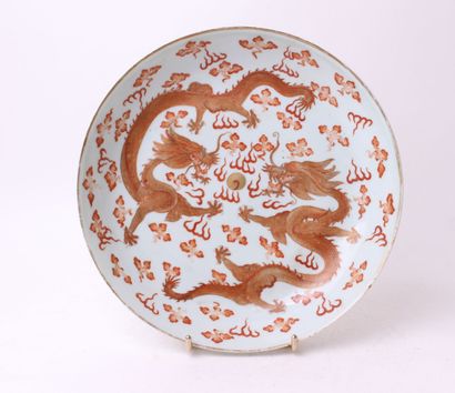null CHINE 

Coupe ronde en porcelaine à décor de deux dragons pourchassant la perle...