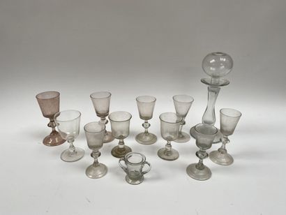 null VERRERIES DU XVIIIe siècle 

Ensemble comprenant environ dix verres à pied de...