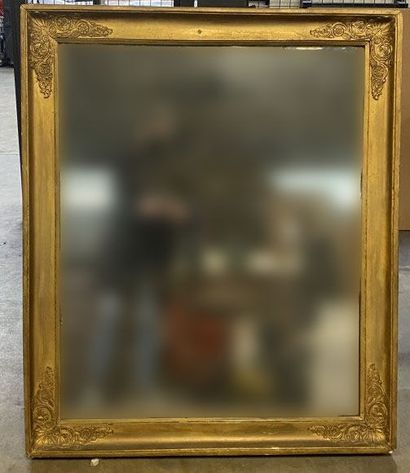 null MIROIR rectangulaire en bois doré à décor de palmettes. 

XIXe siècle 

Miroir...