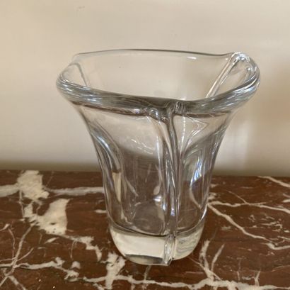 null DAUM

Petit vase en cristal moulé de forme tulipe. 

Haut. 16 cm; Diam. 18 cm

(Quelques...