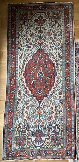 null Deux tapis en laine : 

- Tapis à décor central d'un médaillon (151 x 68 cm)...