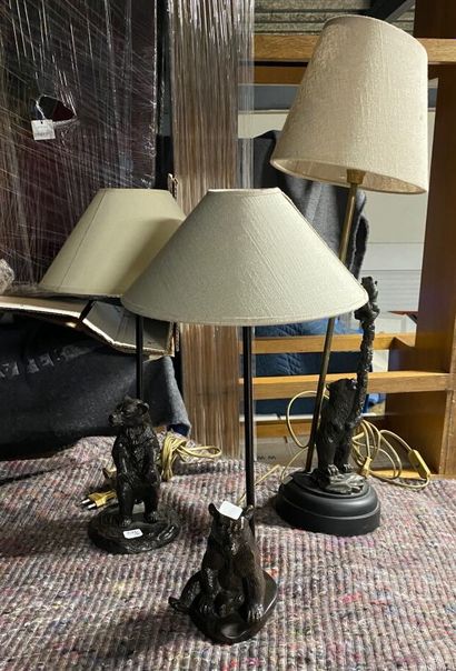 null TROIS LAMPES de table en bronze et composite à patine brune figurant des ours....