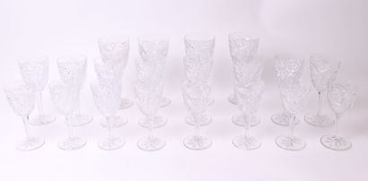 null PARTIE DE SERVICES de verres en cristal taillé comprenant quatre verres à vin...