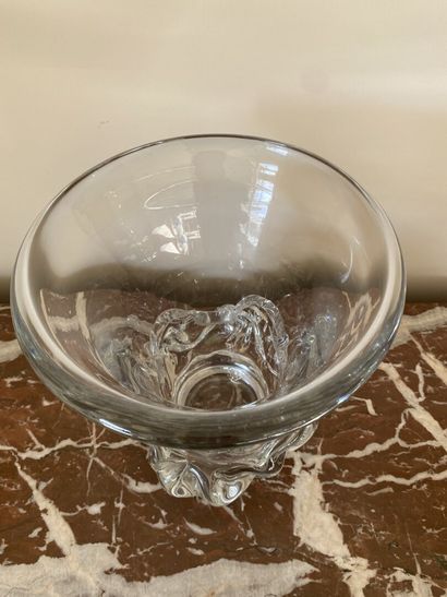 null DAUM

Grand vase en cristal moulé à décor d'une corolle sur la base. 

Haut....