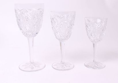 null PARTIE DE SERVICES de verres en cristal taillé comprenant quatre verres à vin...