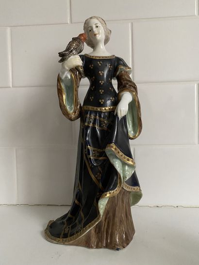 null NIDERVILLER

Statuette figurant une fauconnière en porcelaine à décor polychrome....