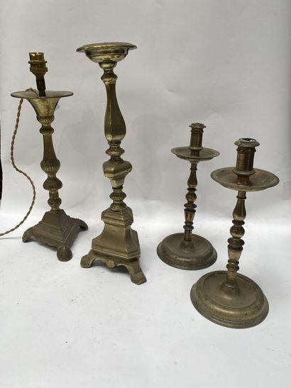 null QUATRE PIQUE-CIERGES en laiton et bronze doré.

XIXe siècle 

Haut. 29 à 40...