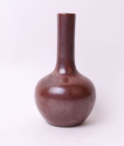 null CHINE

Vase balustre à long col en porcelaine émaillée pourpre lustré. 

Haut....