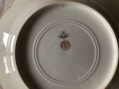 null SEVRES, XXe siècle 

Suite de six assiettes en porcelaine à décor polychrome....