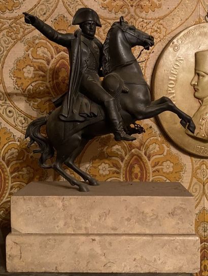 null ECOLE FRANCAISE du XIXe siècle 

Portrait de Napoléon à cheval 

Epreuve en...