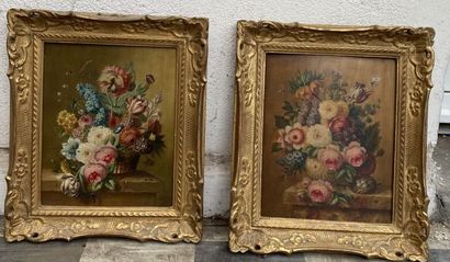 null ECOLE FRANCAISE du XIXe siècle 

Bouquets de fleurs sur des entablements

Deux...