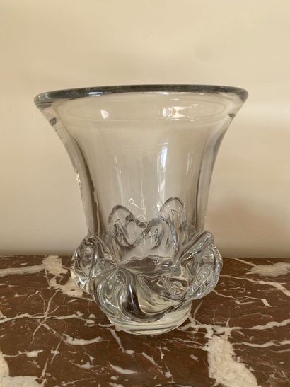 null DAUM

Grand vase en cristal moulé à décor d'une corolle sur la base. 

Haut....