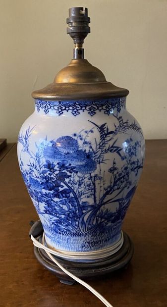 null CHINE, XXe siècle 

Vase balustre en porcelaine à décor en camaïeu bleu de paysages....