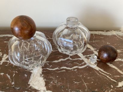 null DEUX FLACONS en cristal et bouchons en bois en forme de boules. 

Travail du...