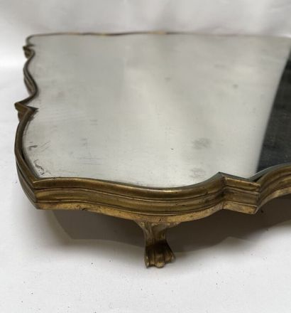null SURTOUT de table de forme contournée en bronze doré et plateau en miroir, reposant...