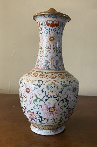 null CHINE

Vase de forme balustre en porcelaine à décor des émaux de la famille...