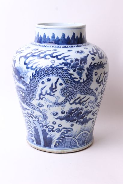 null CHINE, XIXe siècle 

Vase en porcelaine à décor en camaïeu bleu d'un dragon...