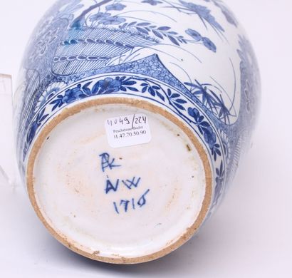 null Delft

Vase de forme ovoïde en faïence à décor en camaïeu bleu d'une femme chinoise...
