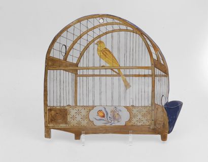 null Delft

Plaque d'applique en faïence à décor polychrome d'un oiseau en cage.

XVIIIe...