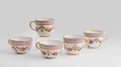 null Sèvres

Trois gobelets Bouillard et deux tasses à thé en porcelaine tendre à...