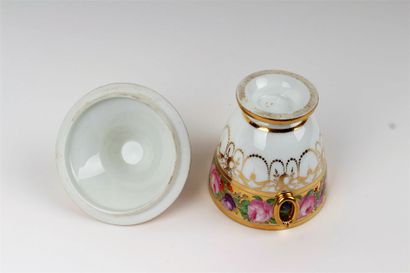 null Paris

Pot à sucre couvert en porcelaine à décor polychrome de guirlandes de...
