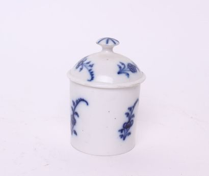 null Paris

Pot à pommade couvert en porcelaine dure à décor en camaïeu bleu de brindilles...