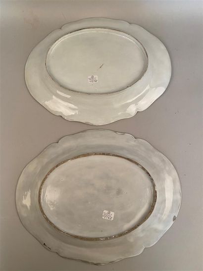 null Doccia

Deux plats ovales à bords contournés en porcelaine à décor polychrome...