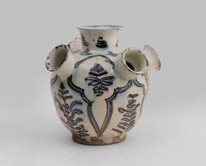 null Iran, Safavide

Vase en céramique siliceuse à cinq orifices à décor en bleu...