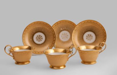 null Paris

Trois tasses à thé et leur soucoupe en porcelaine à décor en or de papyrus...