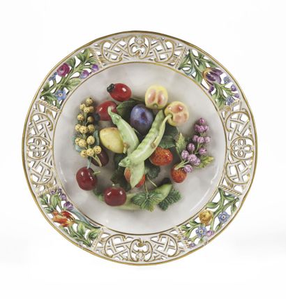 null Meissen

Porcelain saucer decorated in relief with fruits and seeds, the wing...