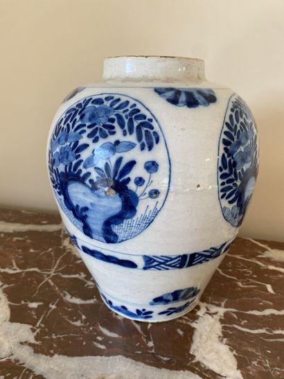 null Delft

Vase de forme balustre en faïence à décor en camaïeu bleu de rochers...