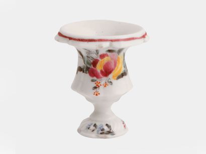 null Mennecy ou Bourg-la-Reine

Petit vase Médicis en porcelaine tendre à décor polychrome...
