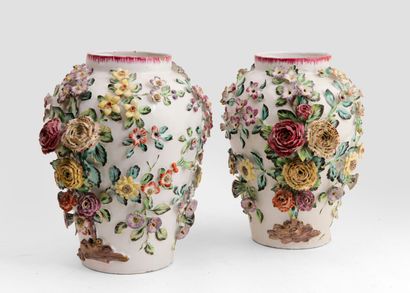 null Italie

Deux vases ovoïdes en faïence à décor en relief de larges branches fleuries...