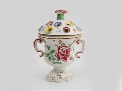 null Lunéville

Vase pot-pourri couvert de forme Médicis en faïence à décor polychrome...