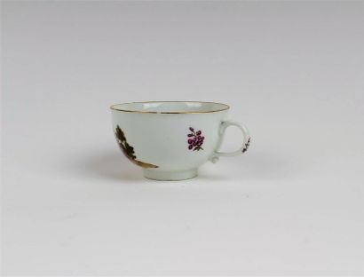 null Meissen

Tasse à thé et sa soucoupe en porcelaine à décor polychrome de villageois...