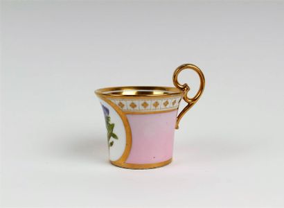 null Paris

Tasse de forme jasmin et sa soucoupe en porcelaine à décor polychrome...