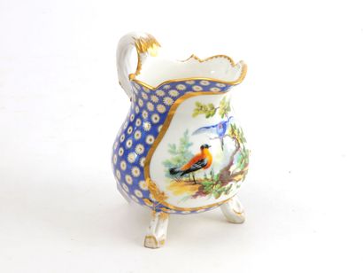 null Sèvres

Pot à lait à trois pieds en porcelaine tendre à décor polychrome d'oiseaux...