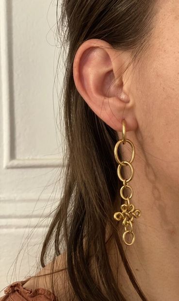 null STERN, modèle "Love knot"


Paire de pendants d'oreilles en or jaune 750 millièmes...