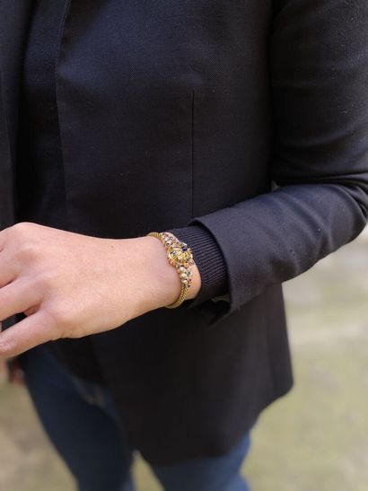 null Montre bracelet de dame en or jaune 750 millièmes, la montre de forme ronde...