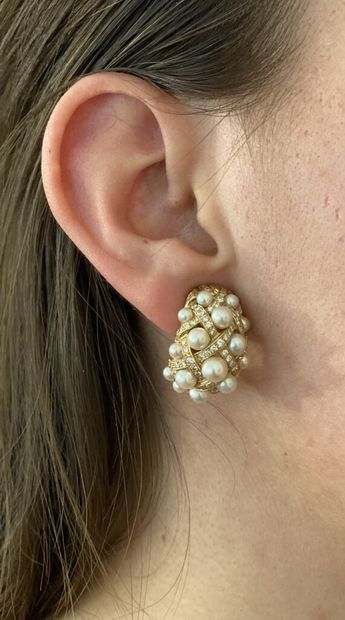 null Paire de boucles d'oreilles en or jaune 750 millièmes, chacune de forme bombée...