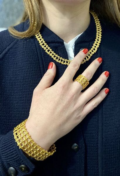 null Large bracelet en or jaune 750 millièmes ajouré à décor de maillons entrelacés...