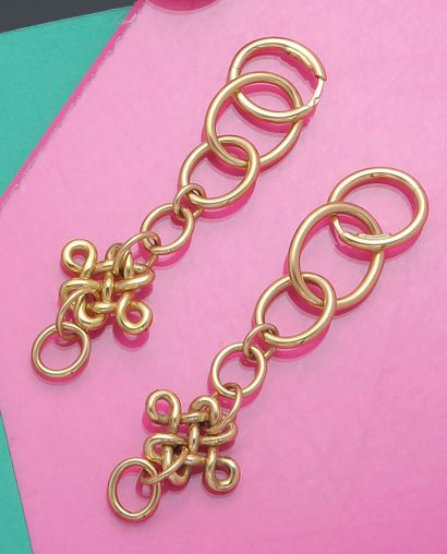 null STERN, modèle "Love knot"


Paire de pendants d'oreilles en or jaune 750 millièmes...