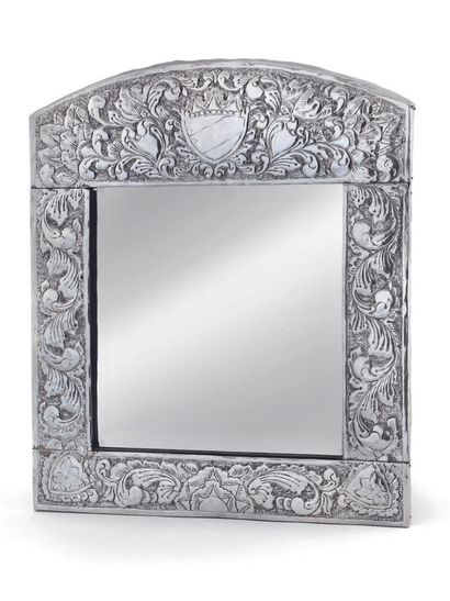 null Miroir, la monture du cadre en argent décoré en repoussé de volutes feuillagées...