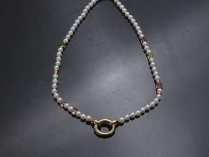 null Collier de soixante-deux perles de culture choker partiellement alterné d'anneaux...