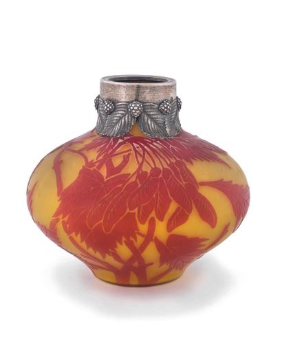 null Vase de forme balustre en verre doublé orange sur fond ocre à motifs de feuilles...