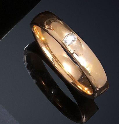 null Bracelet rigide ouvrant en or jaune 750 millièmes orné au centre d'un diamant...