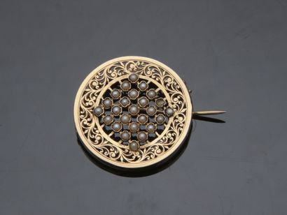 null Broche de forme ronde en or jaune 750 millièmes ajouré à décor d'agrafes de...