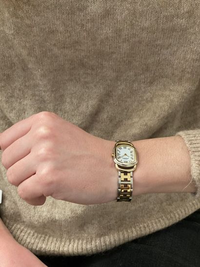 null HERMES


Montre bracelet de dame en métal et métal doré, la montre de forme...