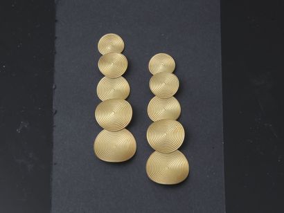 null Paire de pendants d'oreilles en or jaune 750 millièmes chacun composé de cinq...